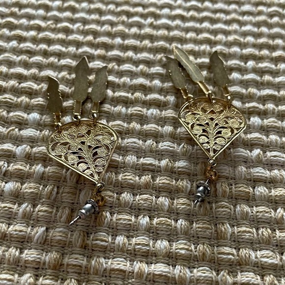 NWOT Gold Metal Feathers and Goldstone Post Earrings - Picture 7 of 7